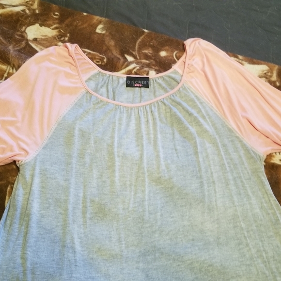 Discreet Brand top with Flare sleeves - Picture 3 of 5